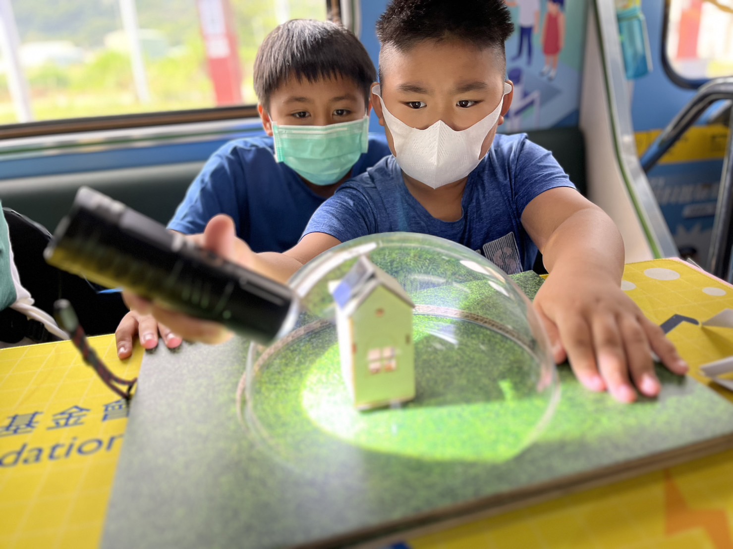 3499拉斯维加斯參與基礎科學主題車廂，以STEAM教學精神，設計「逐日科學家」、「太陽能工程師」以及「淨零建築師」三大能源科普課程和實驗